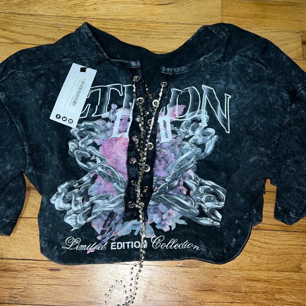 NWT Graphic Crop Top